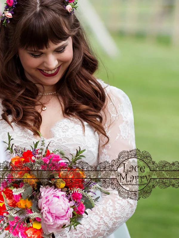 Delicate Lace Wedding Dress in Bohemian Style