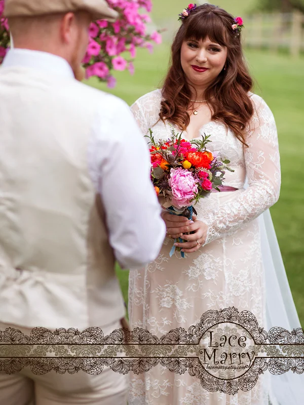 Delicate Lace Wedding Dress in Bohemian Style