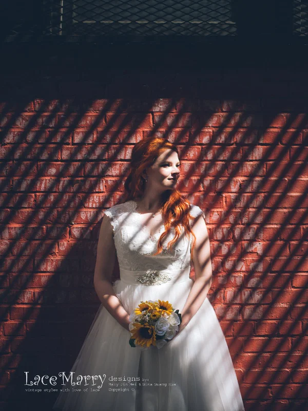 Knee Length Lace Wedding Dress with Tulle Skirt