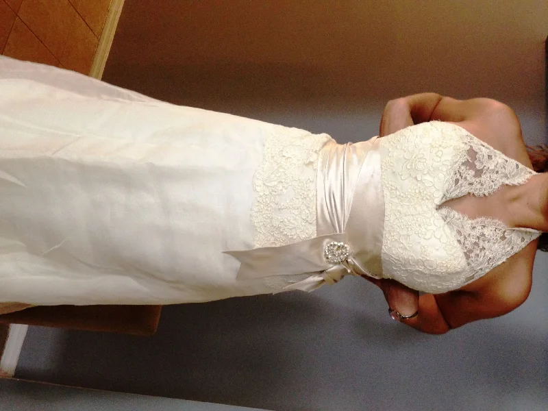 Your Dream Deal is Here!Amsale Gorgeous Lace & Satin AMSALE Wedding Gown