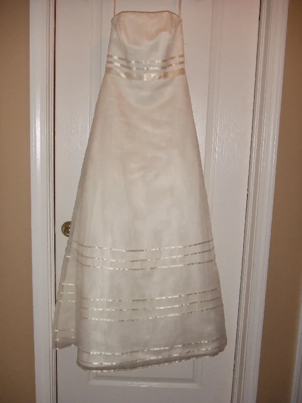 Price Drops You’ll Love!David's Bridal David's Bridal Strapless A-line Organza Size 2