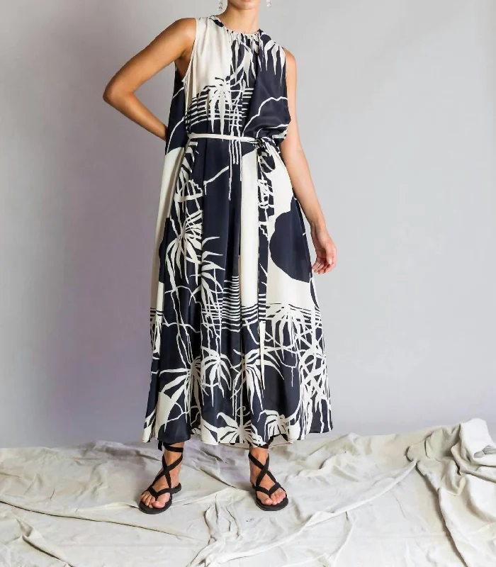 Hurry, Sale Ends Soon!Graphic Printed Maxi Dress In Black And Ivory