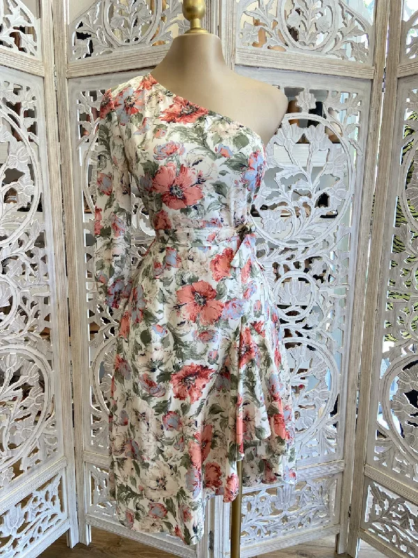 Shop Before It’s Gone!Flowy One Sleeve Floral Dress