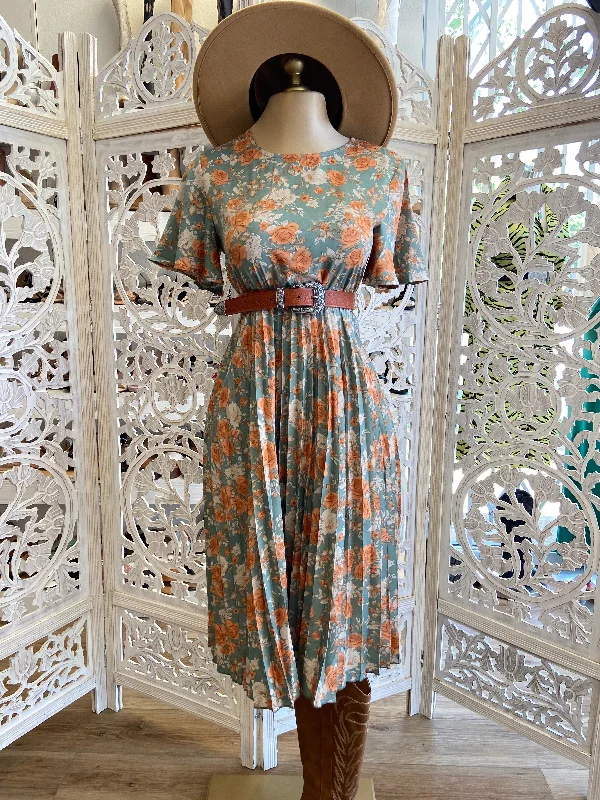 Grab Yours Before It’s Too Late!Pleated Floral Dress